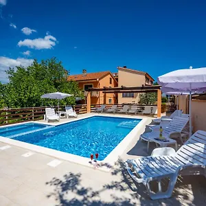 Gasthof E-m With Private Pool, Vinkuran